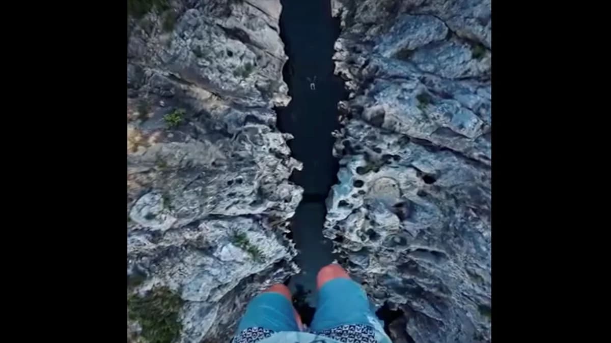 Spektakulärer Sprung von 31-Meter-Felsen