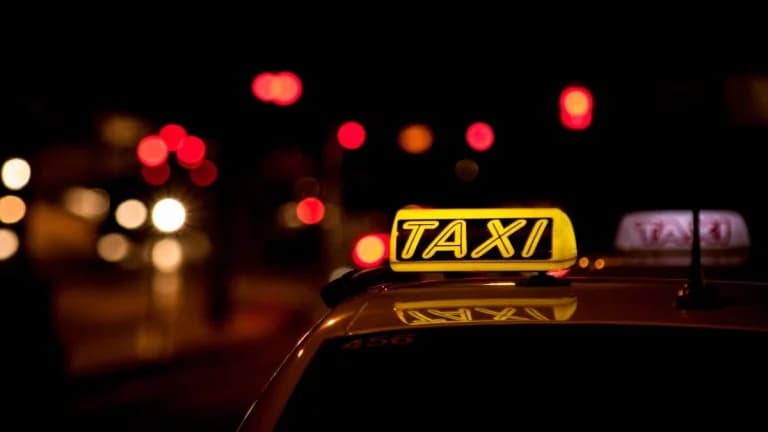 Atenas: Taxista ataca y roba a turistas franceses