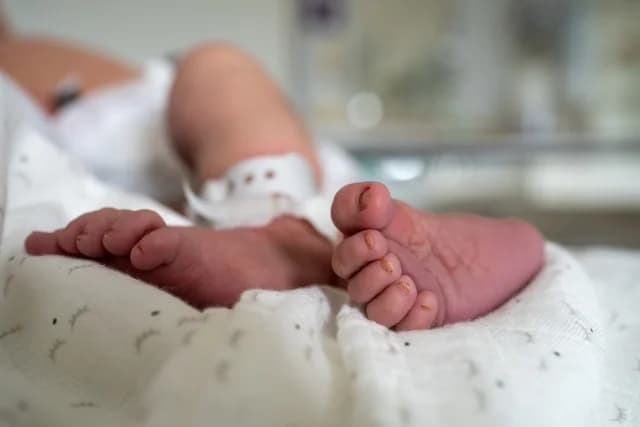 Chania: Infant Falls from Balcony – Intubated in ICU