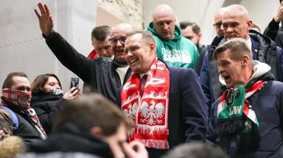 Ορκίστηκε πρόεδρος της Πολωνίας ο Κάρολ Ναβρόφσκι, πρώην χούλιγκαν