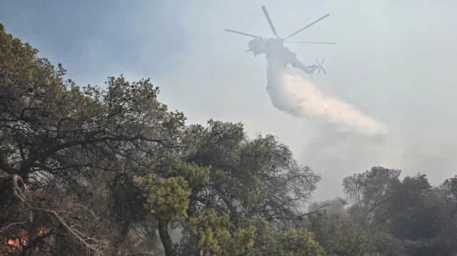 Keratea: Comportamiento Explosivo del Fuego Debido a los Fuertes Vientos