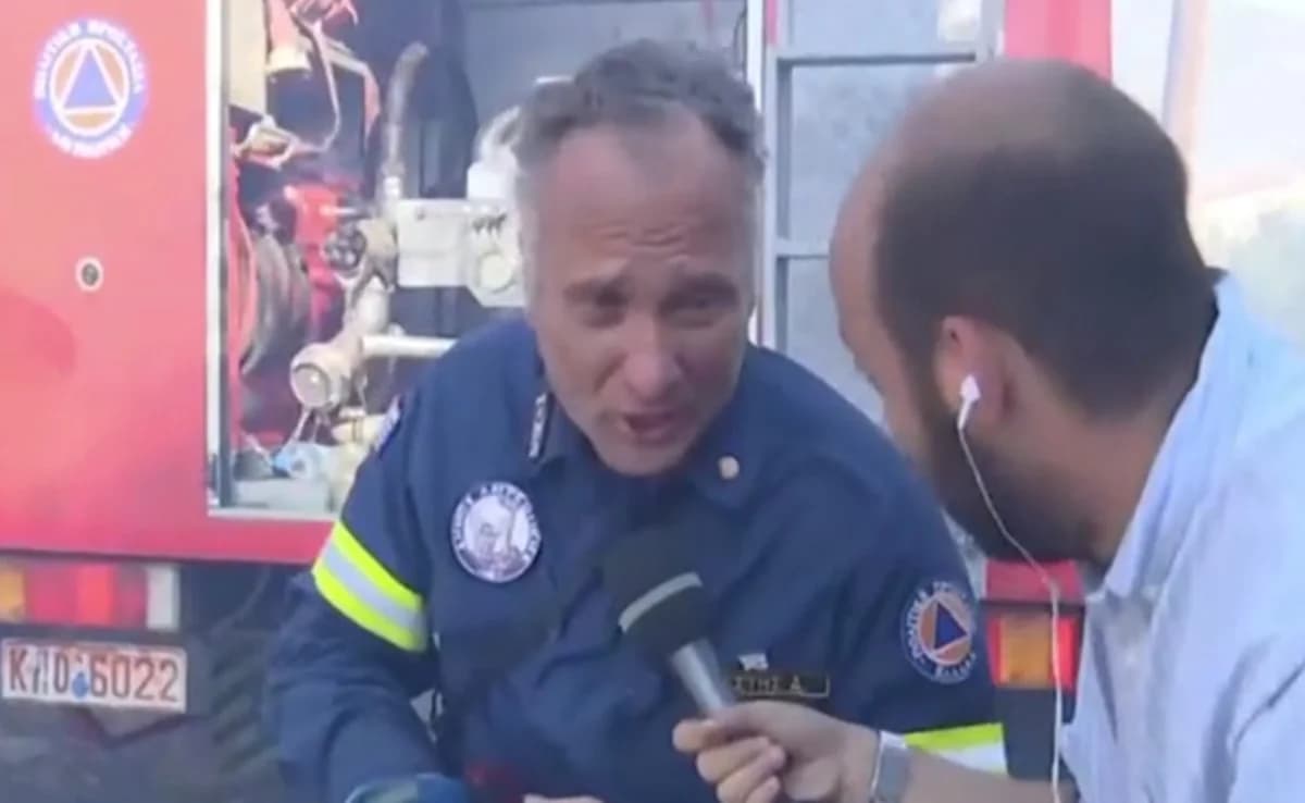 Keratea Wildfire: Volunteer Firefighter Reports Being Trapped by Huge Flames