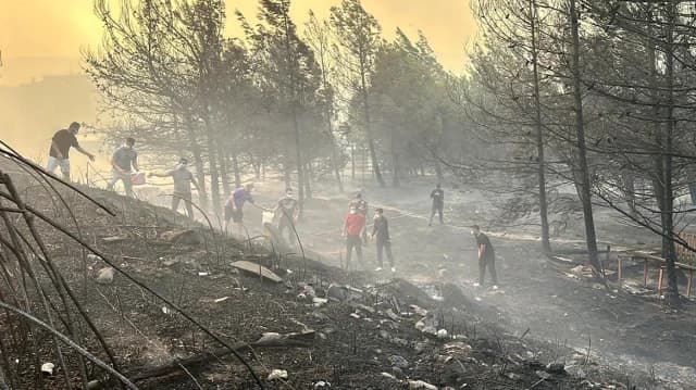 Δαρδανέλια: Εκτός ελέγχου η φωτιά – Εκκενώσεις και κίνδυνος για νοσοκομείο