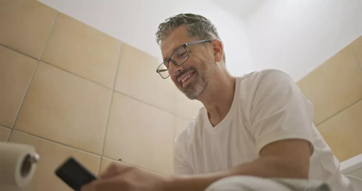 Handy auf der Toilette: Erhöht es das Hämorrhoidenrisiko?