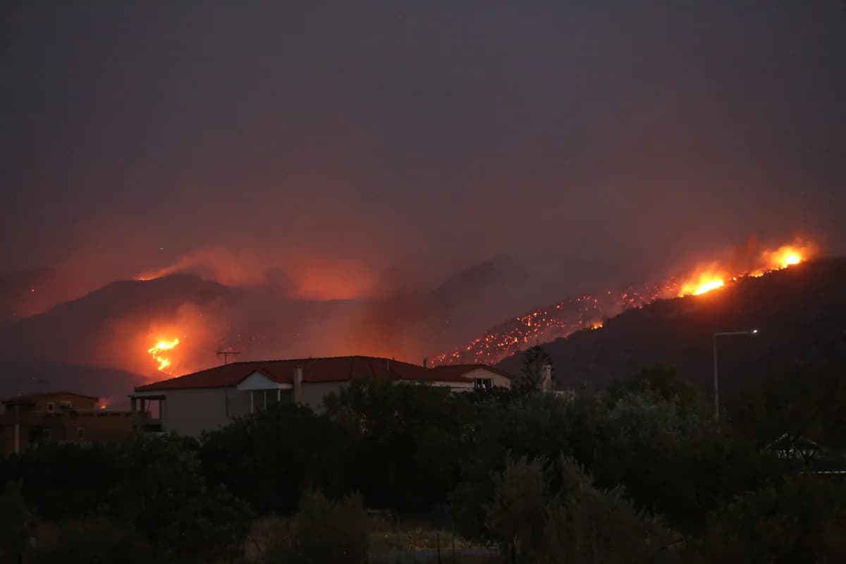 Φωτιά στην Κερατέα: Μήνυμα 112 για εκκένωση