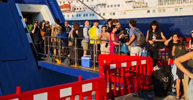 Spannungen in Piräus: Passagiere blockieren Fährabfahrt zu den Kykladen
