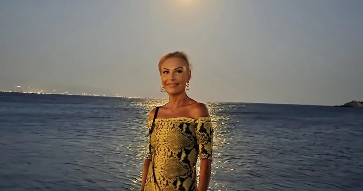 Tina Messaropoulou: Elegant appearance in Paros under the full moon