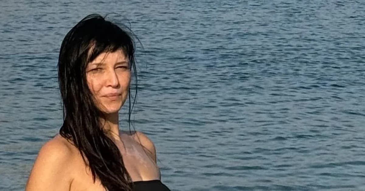 Athenaïs Nega: Posing im Badeanzug und spricht über ihren unretuschierten Körper