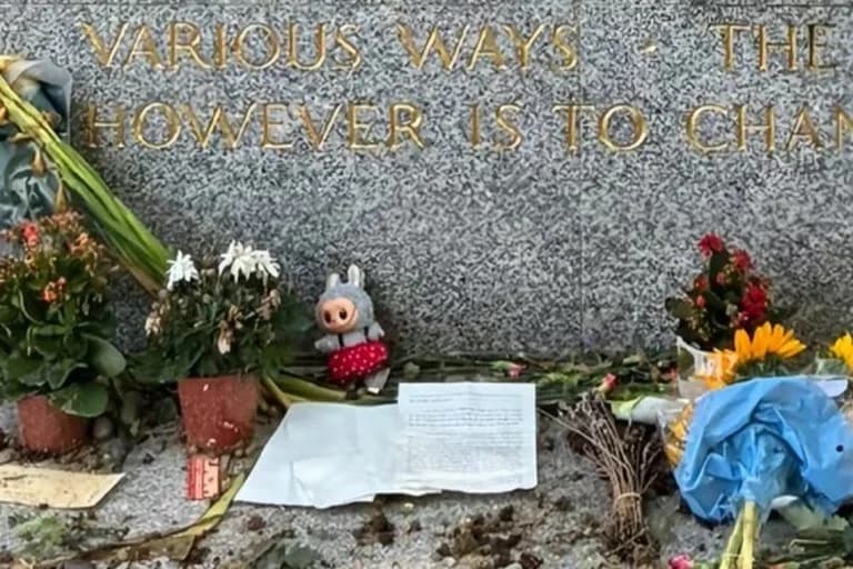 Labubu auf Karl Marx' Grab: Ironisches Bild geht viral