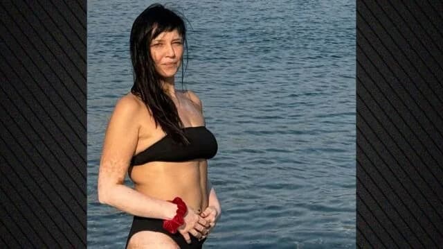 Athenaïs Nega posa en la playa sin retoques