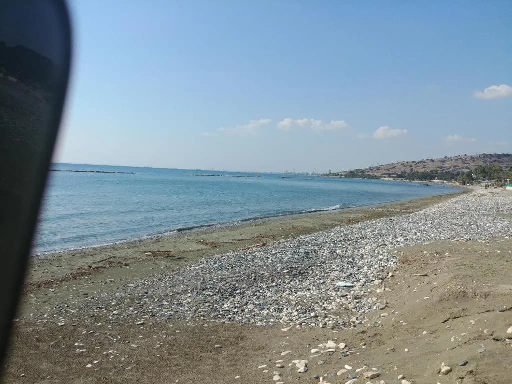 Agios Tychonas: Empfehlung, das Schwimmen aufgrund von Verschmutzung zu vermeiden