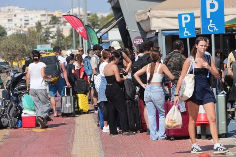 Piräus: Spannungen mit Passagieren nach Naxos – Über 100 Personen wurde die Einschiffung verweigert