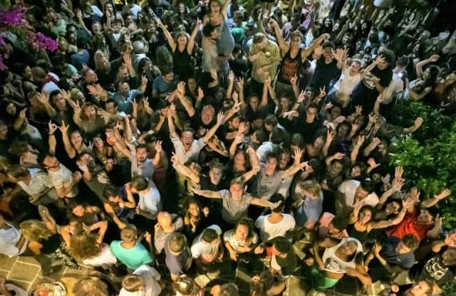 Σίφνος: Πανσέληνος Αυγούστου και street party στον Αρτεμώνα