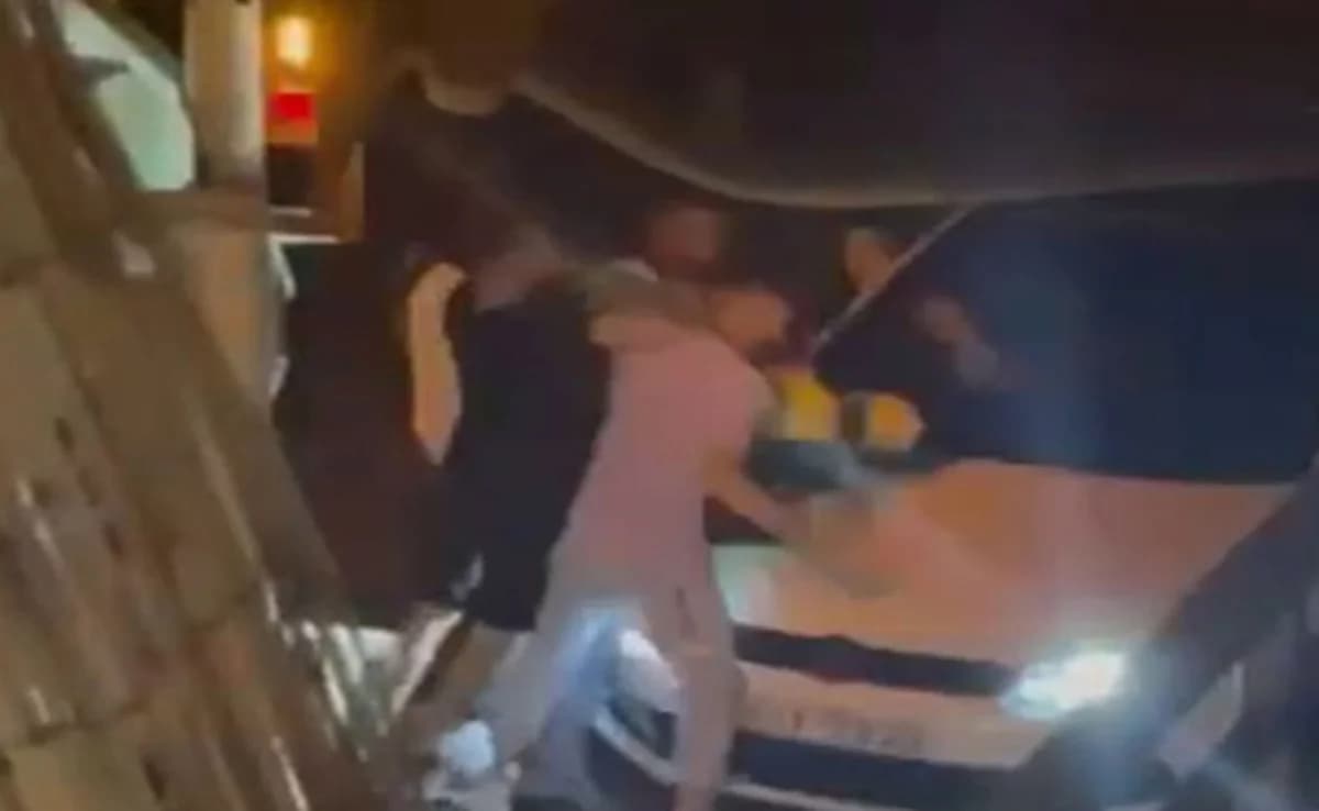 Detenido un hombre de 38 años por agredir a un empleado de limpieza en Atenas