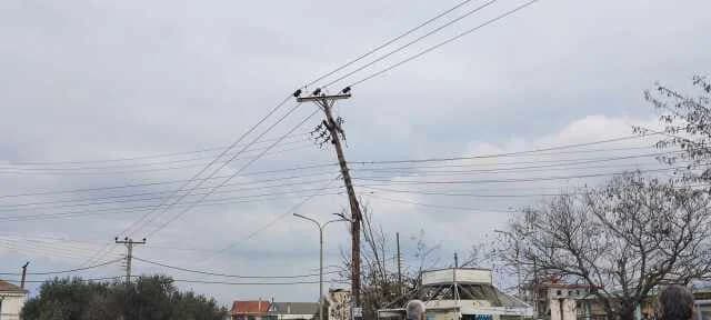 Verkehr auf der Acharnon Straße nach Gefahr durch umfallenden Mast wiederhergestellt