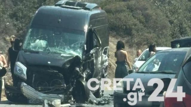 Schwerer Unfall auf VOAK: Zwei Minivans kollidieren