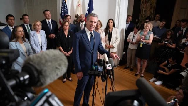 Gobernador de California califica de 'extorsión' la multa de Trump a la universidad
