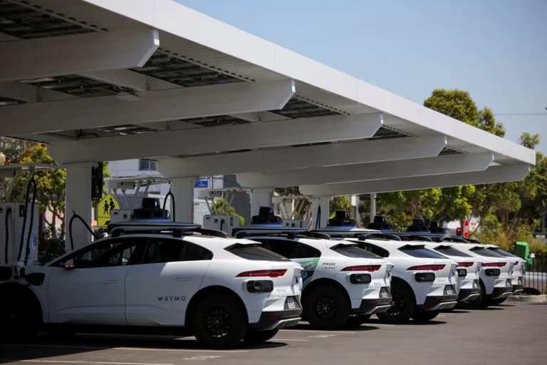 Έλον Μασκ: Προκλήσεις για τα Robotaxi και την Tesla