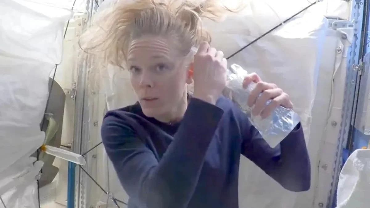 ¿Cómo se duchan los astronautas en la Estación Espacial Internacional?