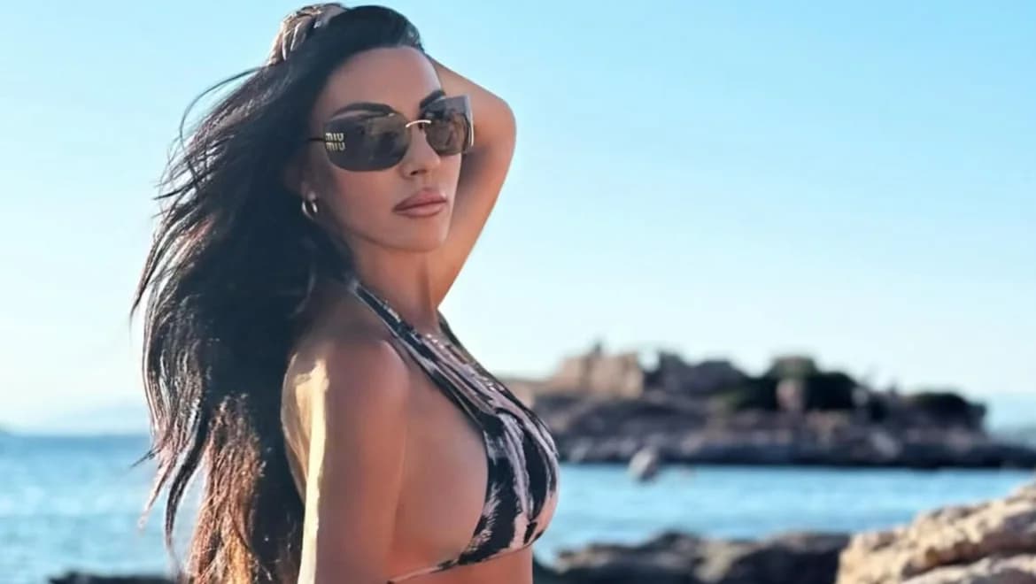 Попи Маллиотаки: Сексуальные позы в купальнике впечатляют в Instagram