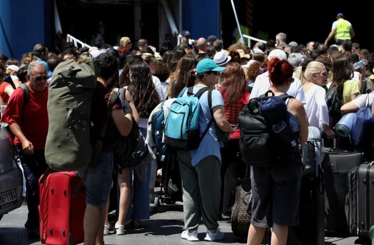Éxodo de Agosto: Ferries Parten Llenos desde los Puertos