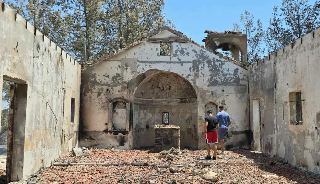 Incendio daña 8 monumentos en la zona montañosa de Limassol