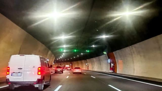 שריפת רכב בכביש המהיר אתונה-קורינתוס: שיבוש תנועה