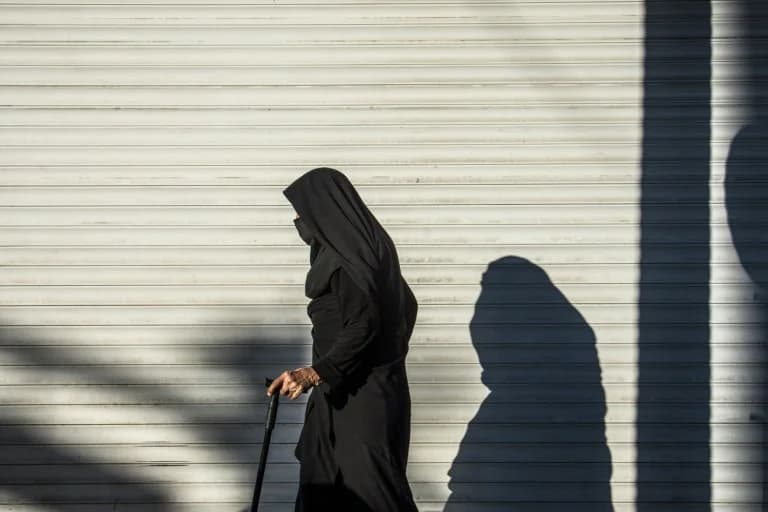 Iran: Mann tritt Frau auf Straße wegen falschem Hidschab