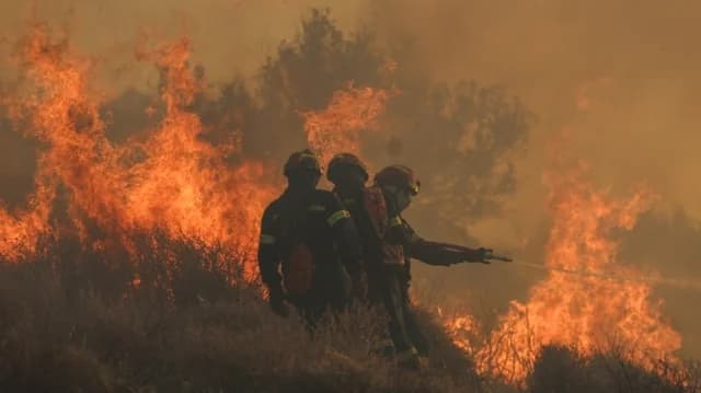 Βελτιωμένη η εικόνα της πυρκαγιάς στη Νεάπολη Αγρινίου