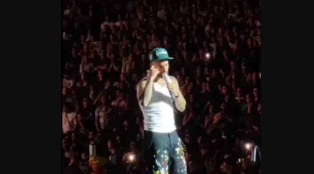 Maluma unterbricht Konzert wegen Baby ohne Gehörschutz
