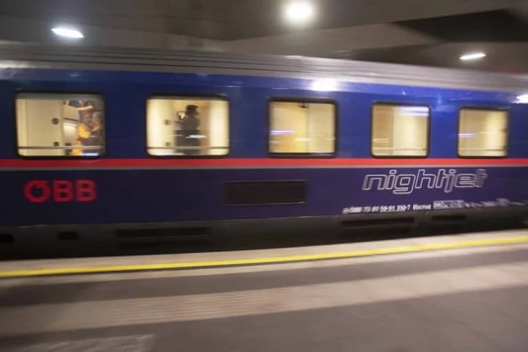 Austria: Hombre sobrevive aferrado a un tren de alta velocidad