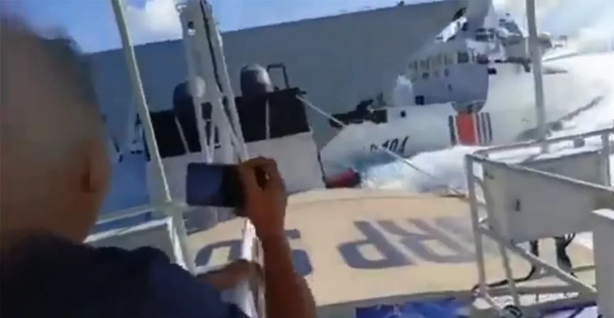 Buque de guerra chino colisiona con embarcación de guardacostas en persecución en el Mar de China Meridional