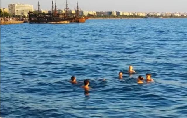 סלוניקי: צעירים קופצים למפרץ התרמי - סרטון טיקטוק