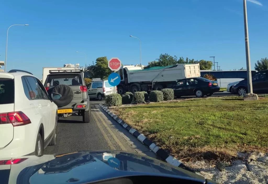 Paphos: Verkehrsstau an den Kreisverkehren von Konia und Krankenhaus