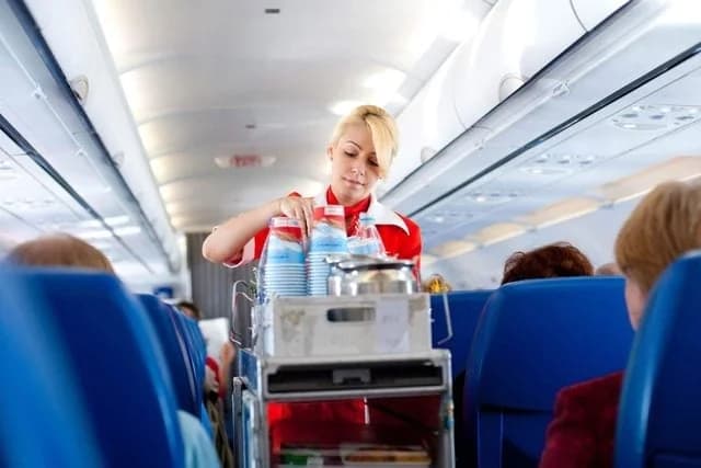Warum Tomatensaft in Flugzeugen serviert wird: Das Geheimnis in 10.000 Metern Höhe