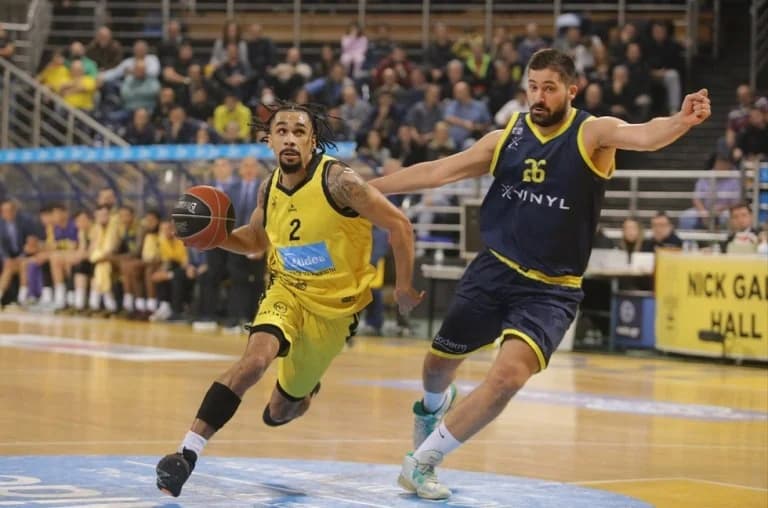 Elijah Mitrou-Long regresa al Aris: Firmado hasta 2027