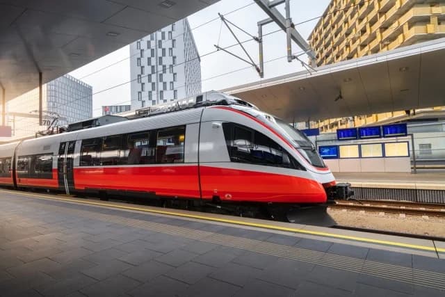 Austria: Hombre sobrevive aferrado a un tren de alta velocidad