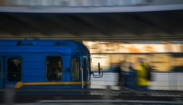 Increíble en Austria: Hombre se cuelga de un tren en movimiento para fumar
