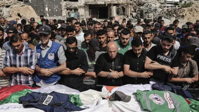 Gaza: Mourning and Palestinian Flags at Funeral of Journalists Killed