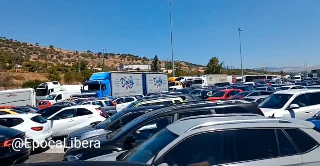 Κυκλοφοριακό χάος στην Αθηνών-Κορίνθου: Εκτροπή φορτηγού στα διόδια Ελευσίνας