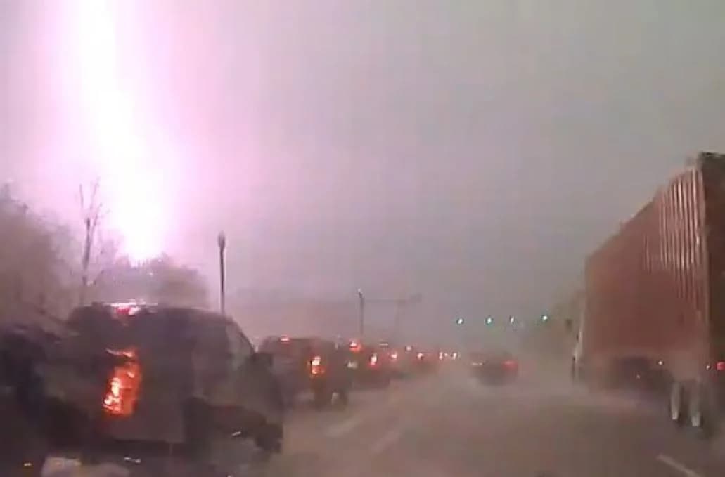 South Carolina: Blitz schlägt in Autobahntransformator ein und verursacht Feuer und Stromausfälle