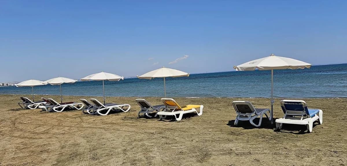 Limassol: 85-Jähriger wegen unzüchtigen Verhaltens am Strand festgenommen