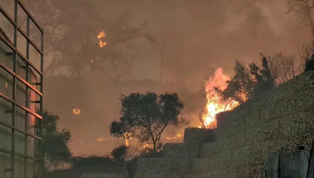 שריפות באזור אחאיה: פינויים דרך '112' – בתים נהרסו