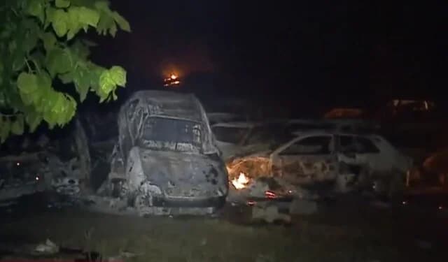 Incendio en Achaia: Cientos de coches confiscados reducidos a cenizas