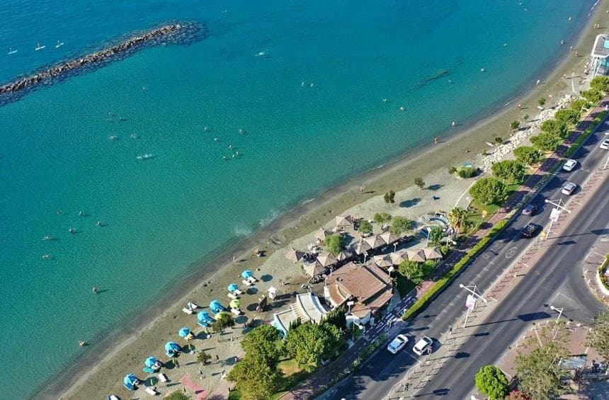 Älterer Mann wegen unzüchtigen Verhaltens am Strand verhaftet