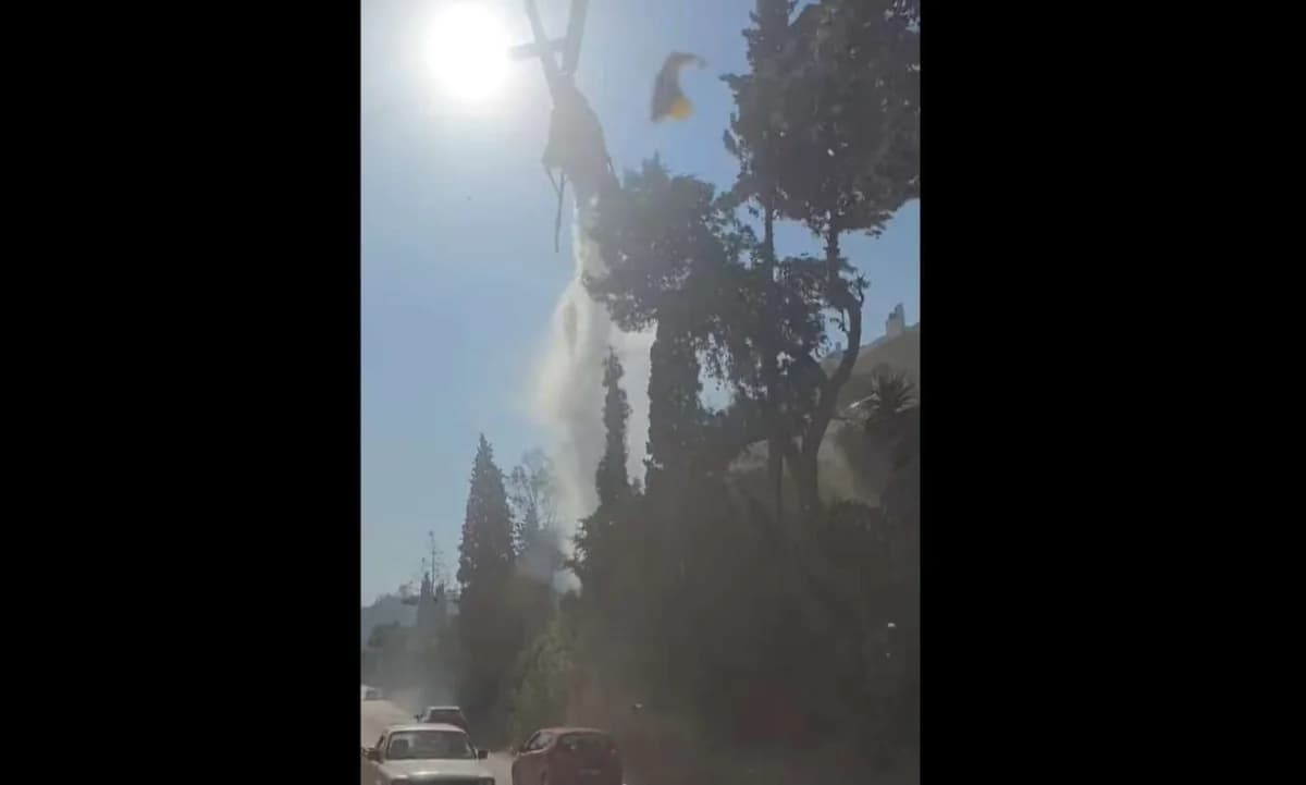 Achaia: Helicóptero arroja agua cerca de carretera con coches