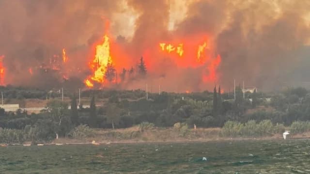 Guardacostas rescata a 76 personas de incendios en Patras y Quíos