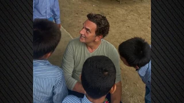 尼科斯·萨拉斯和埃琳娜·卡拉库利访问尼泊尔的学校