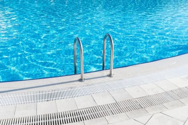 Kreta: Festnahmen nach Beschwerde über Touristin, die in Hotelpool defäkiert