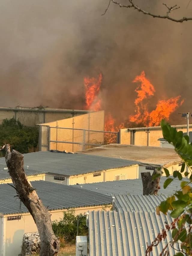 Feuer in Preveza: Kampf um die Rettung der Migrantenunterkunft in Filippiada